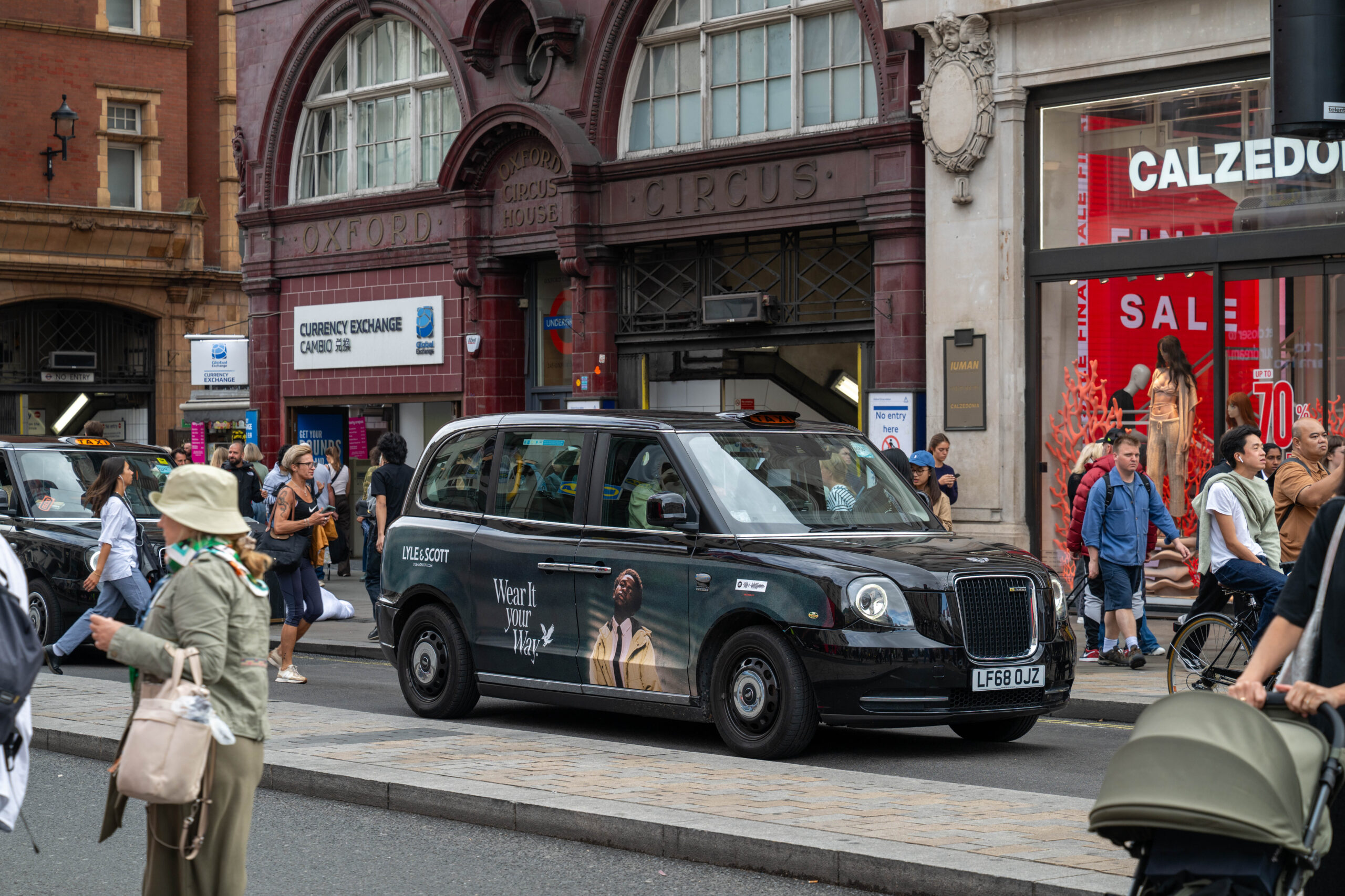 Electric LEVC TXe Supersides London - Excite Out Of Home An example of electric taxi superside advertising in London.